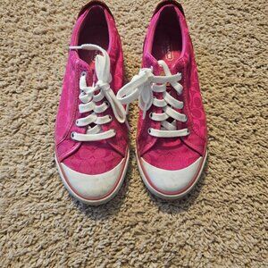 Tennis shoes